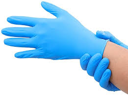 Una persona indossa un paio di guanti blu.
