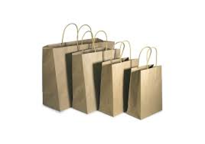 Una fila di sacchetti di carta marrone con manici su uno sfondo bianco.