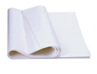 Un rotolo di carta bianca è appoggiato su una superficie bianca.