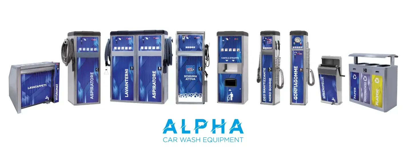 Fila di distributori di carburante blu e grigi con il logo ALPHA in basso.