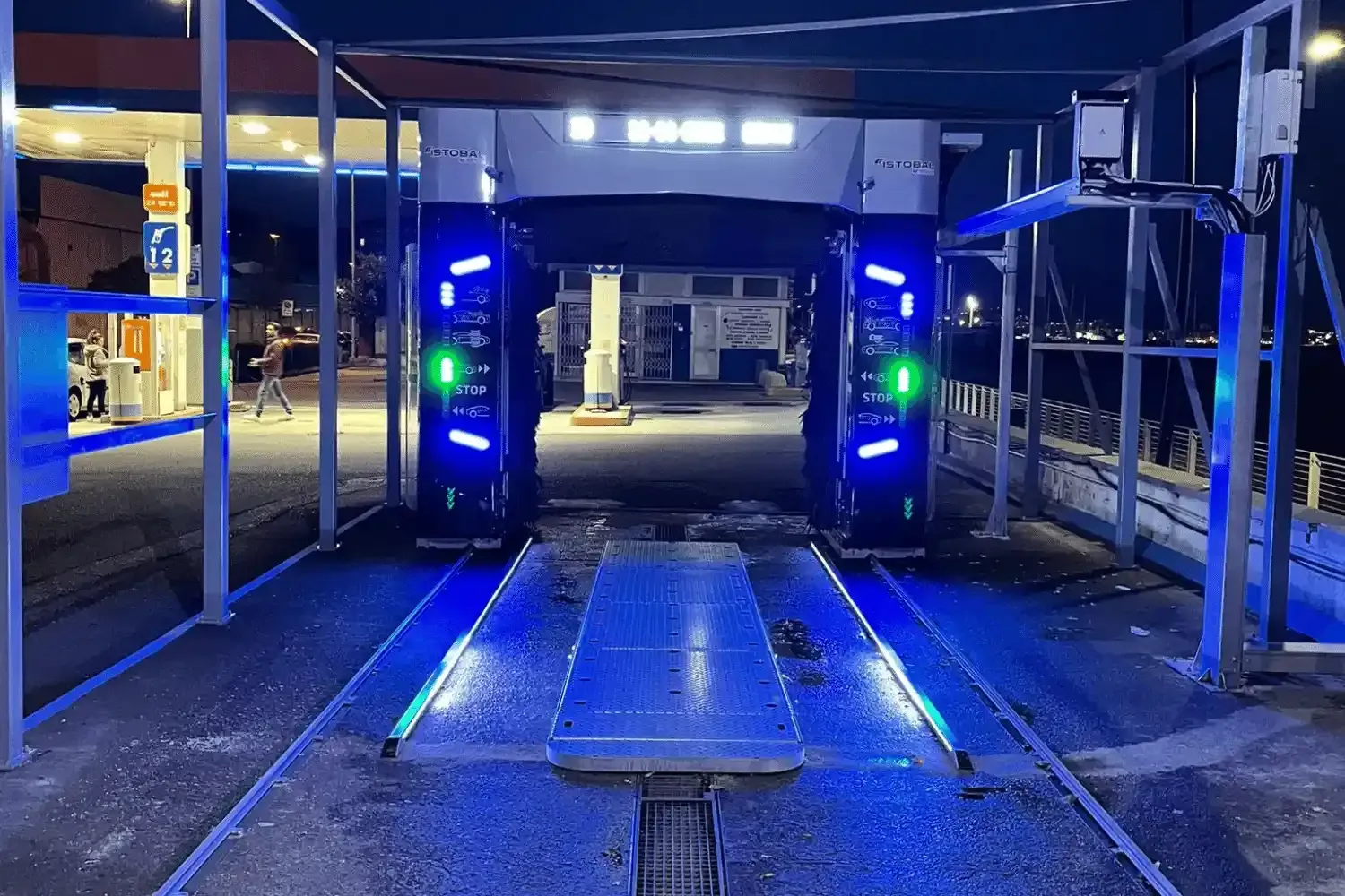 Area di lavaggio auto con luci al neon blu di notte.