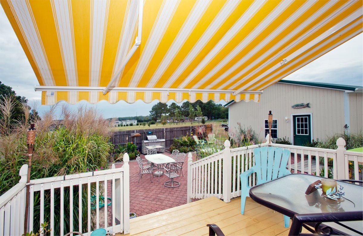 outdoor living area - awning, deck, table, chairs