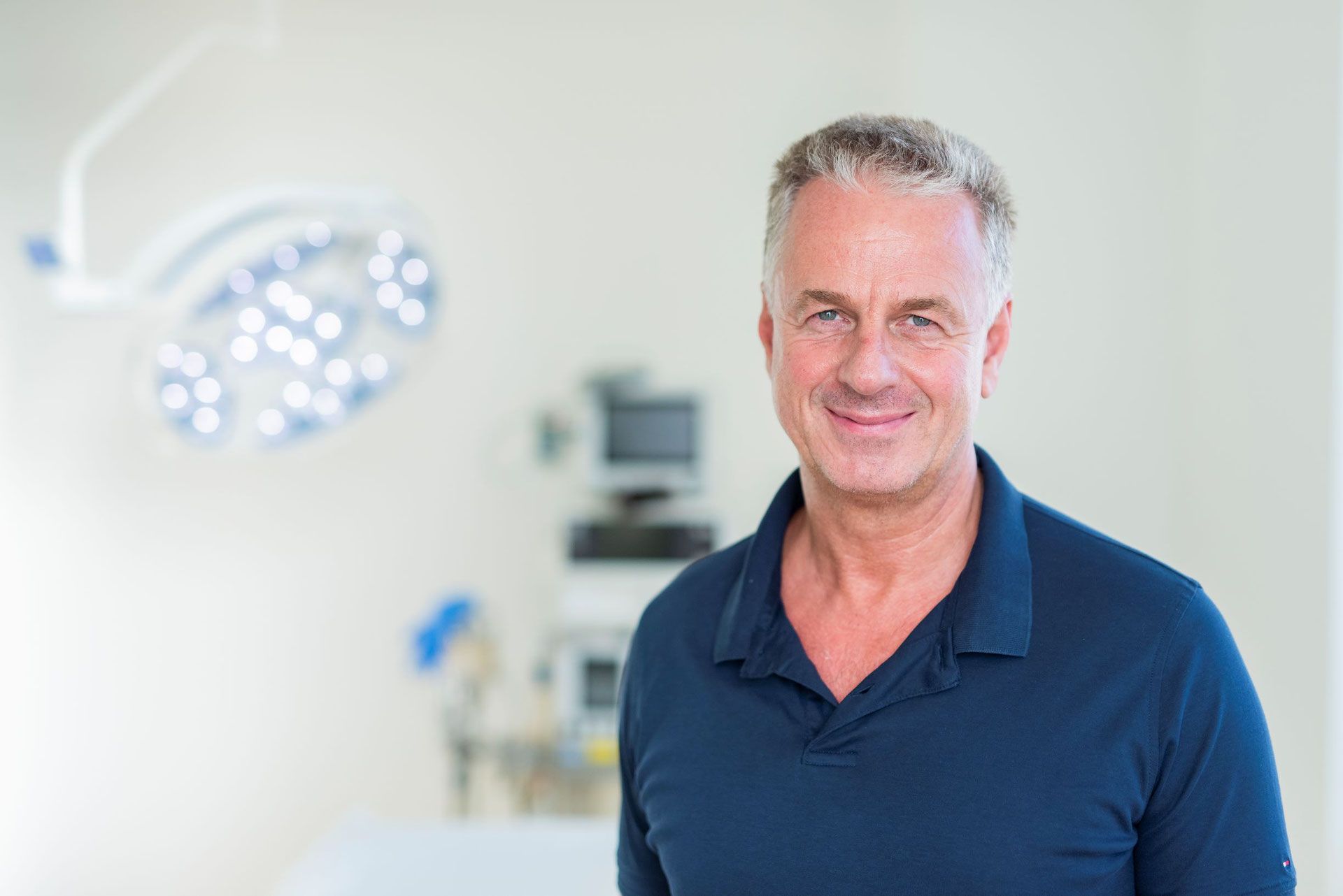 Care for conditions in the field of general surgery and plastic and aesthetic surgery. We are also happy to advise you on all questions relating to aesthetic medicine, well-aging, and cosmetic dermatology.