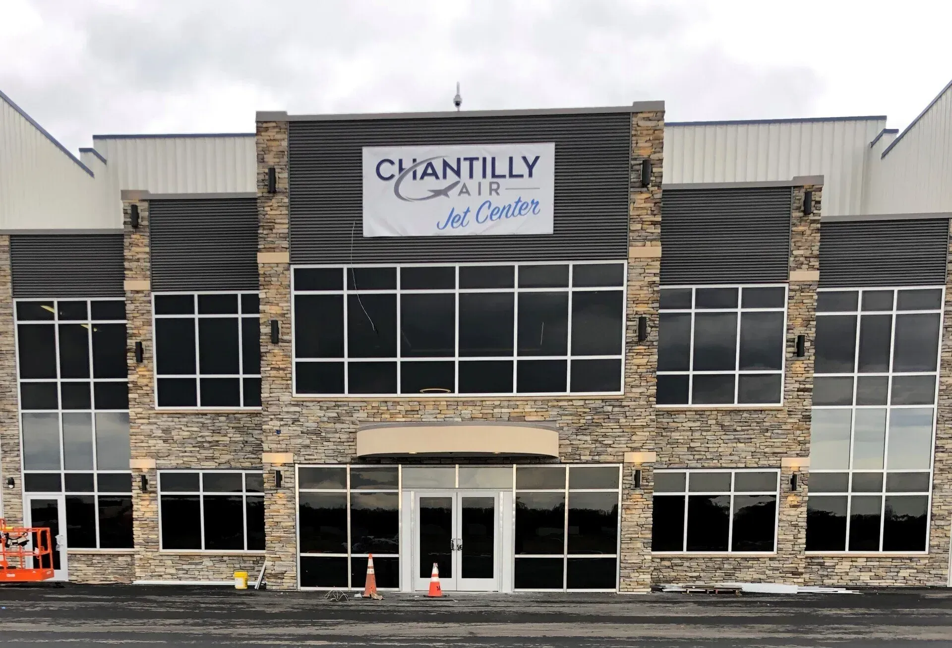 A large building with a sign that says chantilly jet center