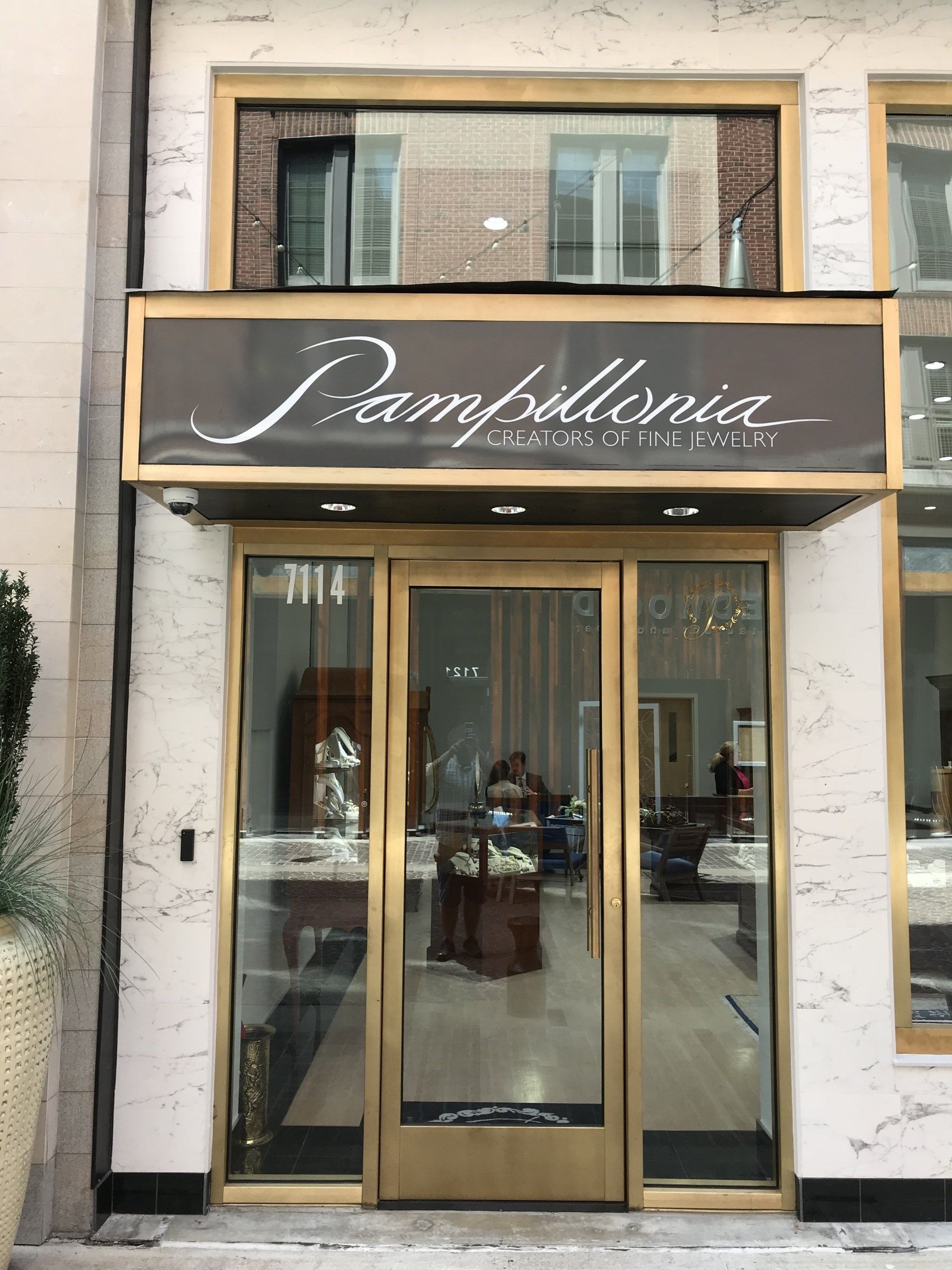 A store front with a sign that says pampleria