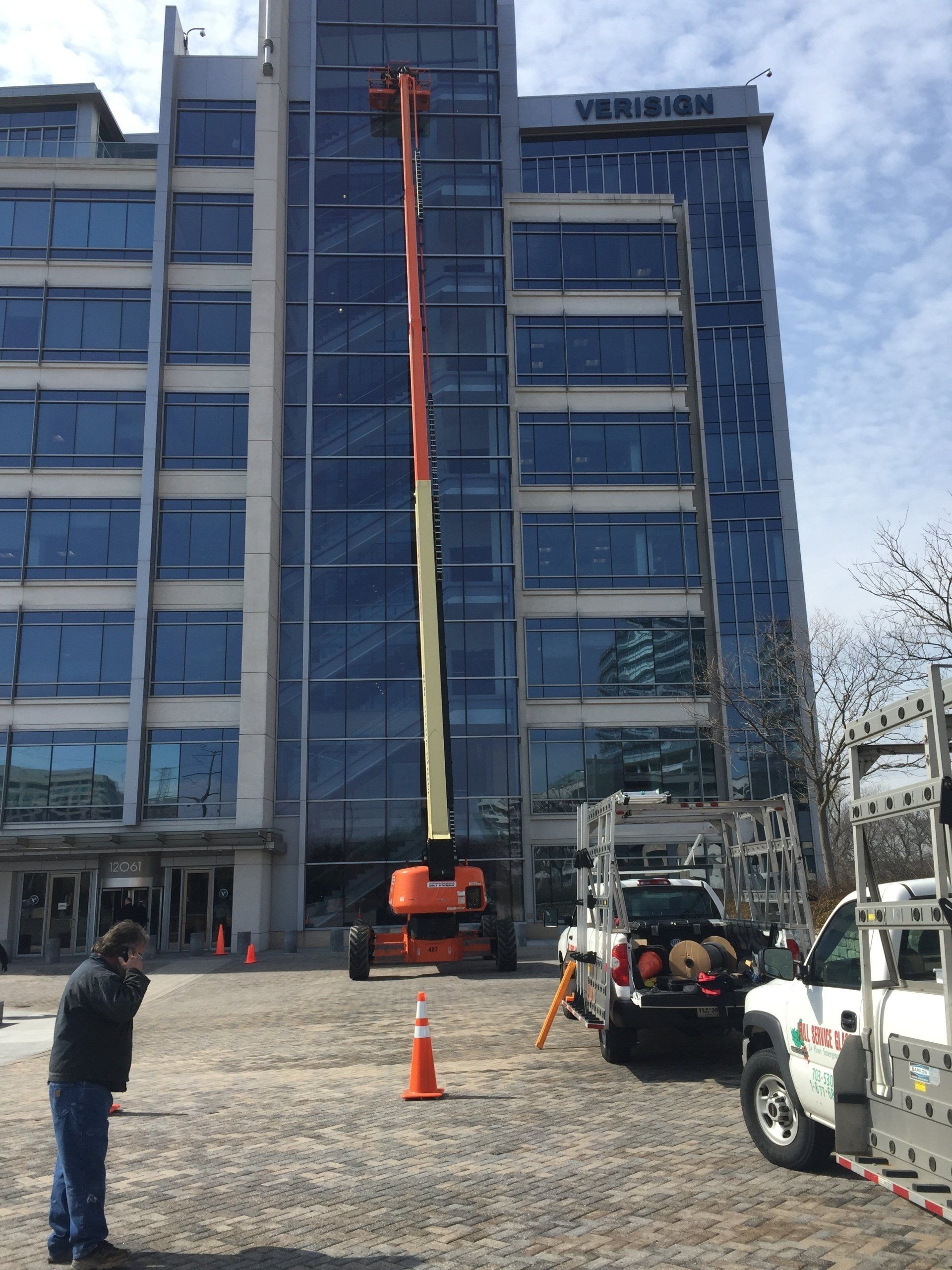 A large building with the word veritas on it