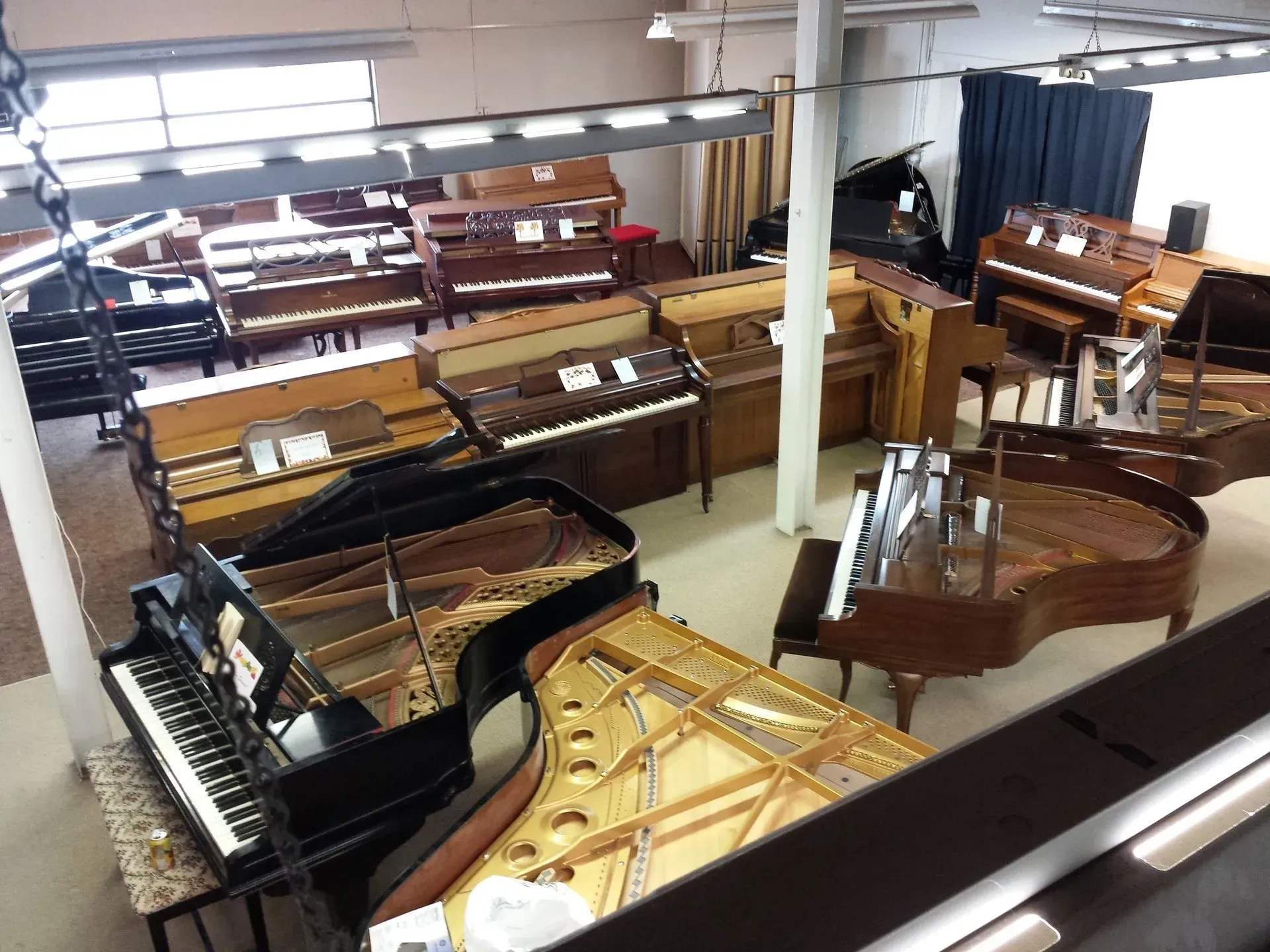 A large room filled with lots of pianos and keyboards