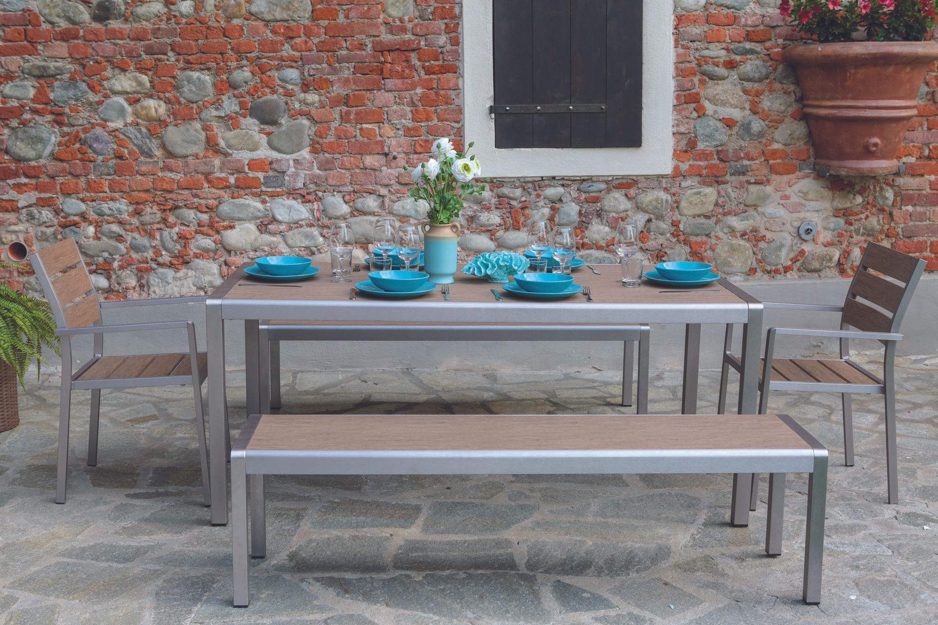 tavolo lungo da giardino