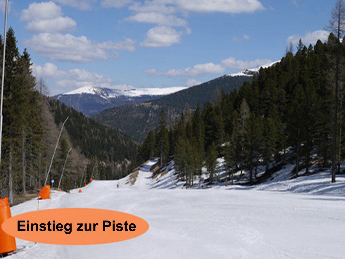 Roundwood Chalet direct access to ski slope