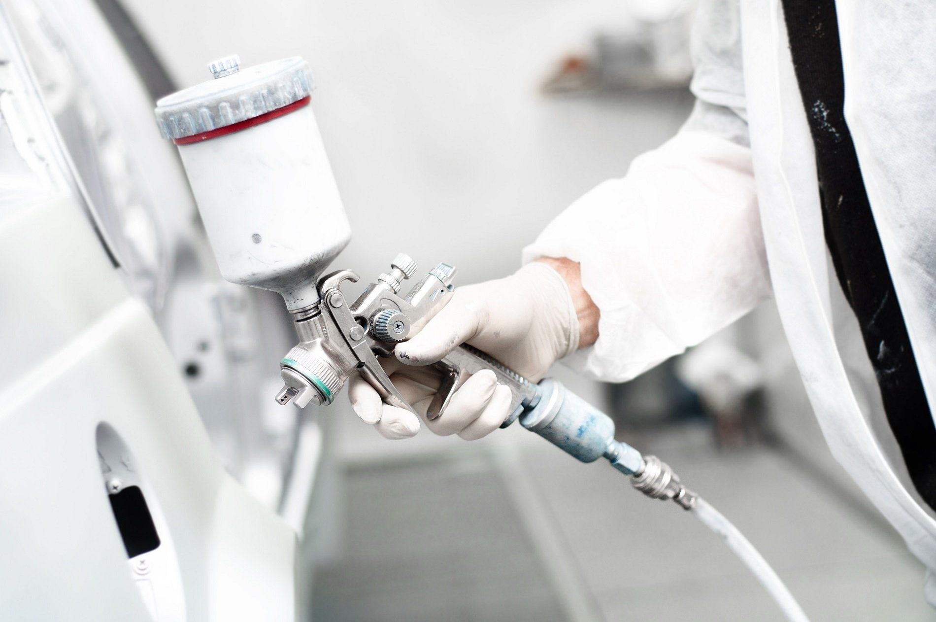 Verniciatura della carrozzeria di un'auto