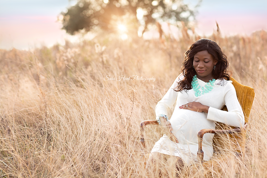 Pregnant woman sitting in grass field — Pearland, TX — Sara Hunt Photography