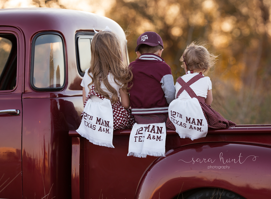 Sibling showing their back — Pearland, TX — Sara Hunt Photography Sibling showing their back — Pearland, TX — Sara Hunt Photography