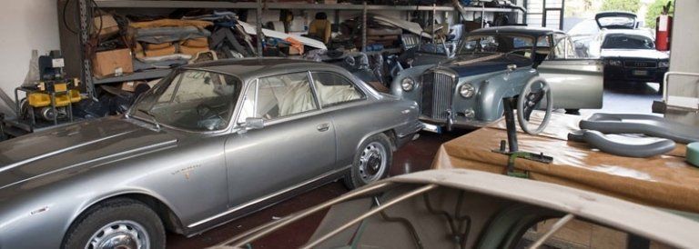 Un paio di macchine sono parcheggiate in un garage.