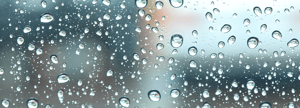 pioggia su vetro dell'auto