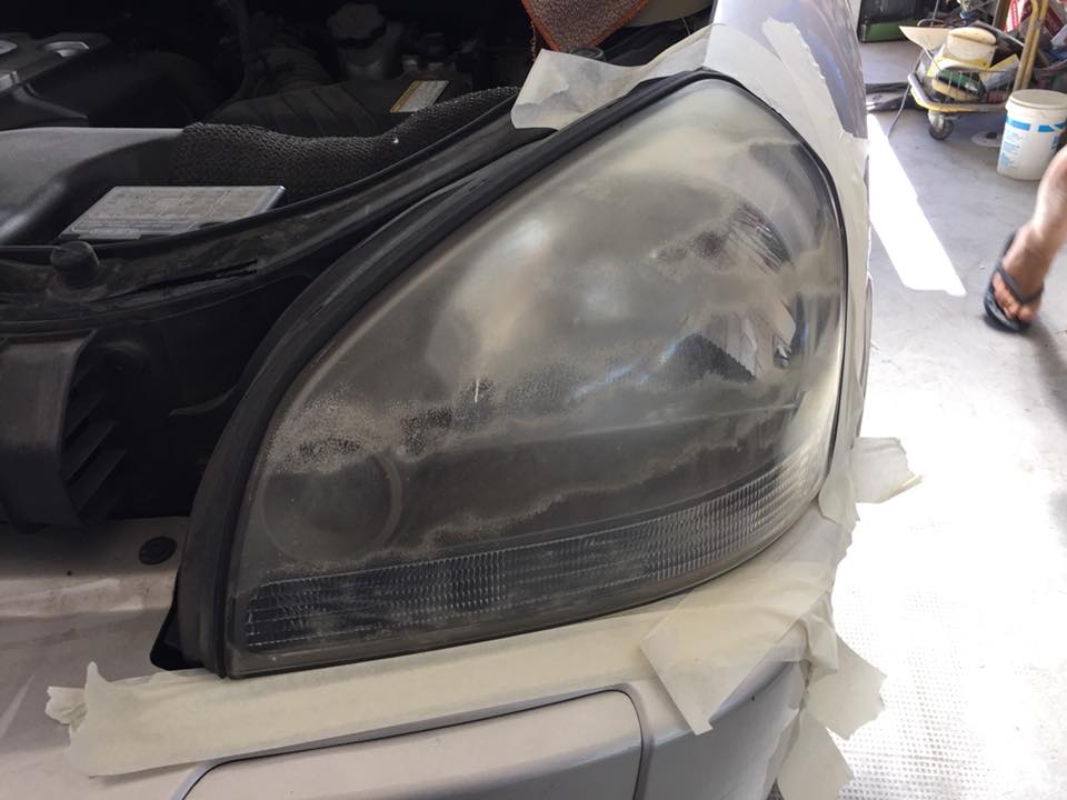 Fari di auto opacizzati