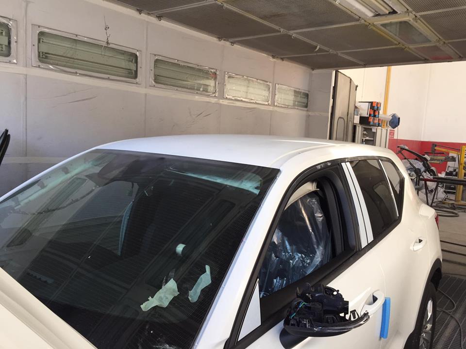 Auto in officina meccanica