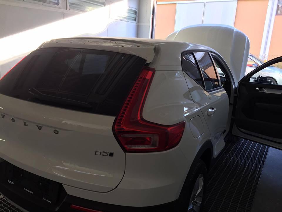 Auto di colore bianco ripristinata