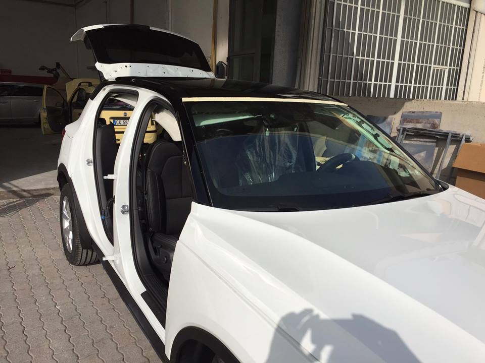 Auto riverniciata di colore bianco