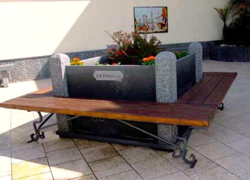 aiuola e panchine