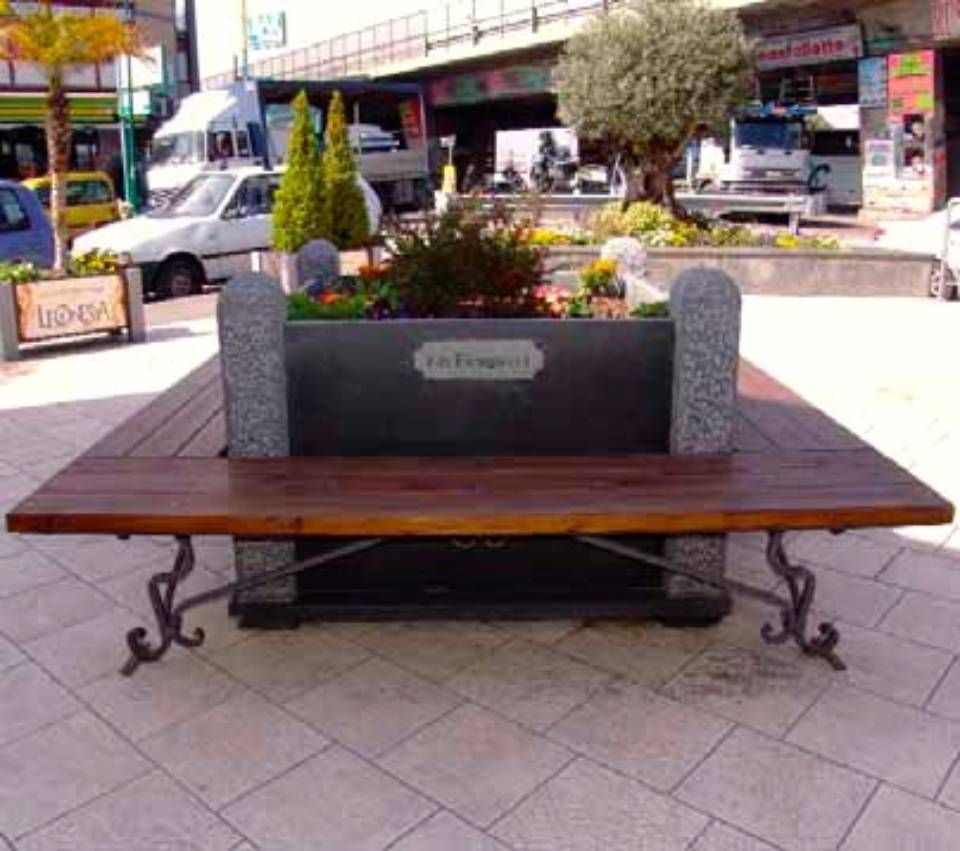 aiuola in pietra lavica e panchine in legno