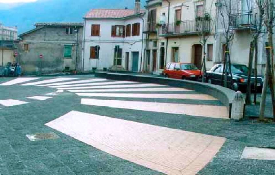 pavimentazione di una piazza in pietra lavica