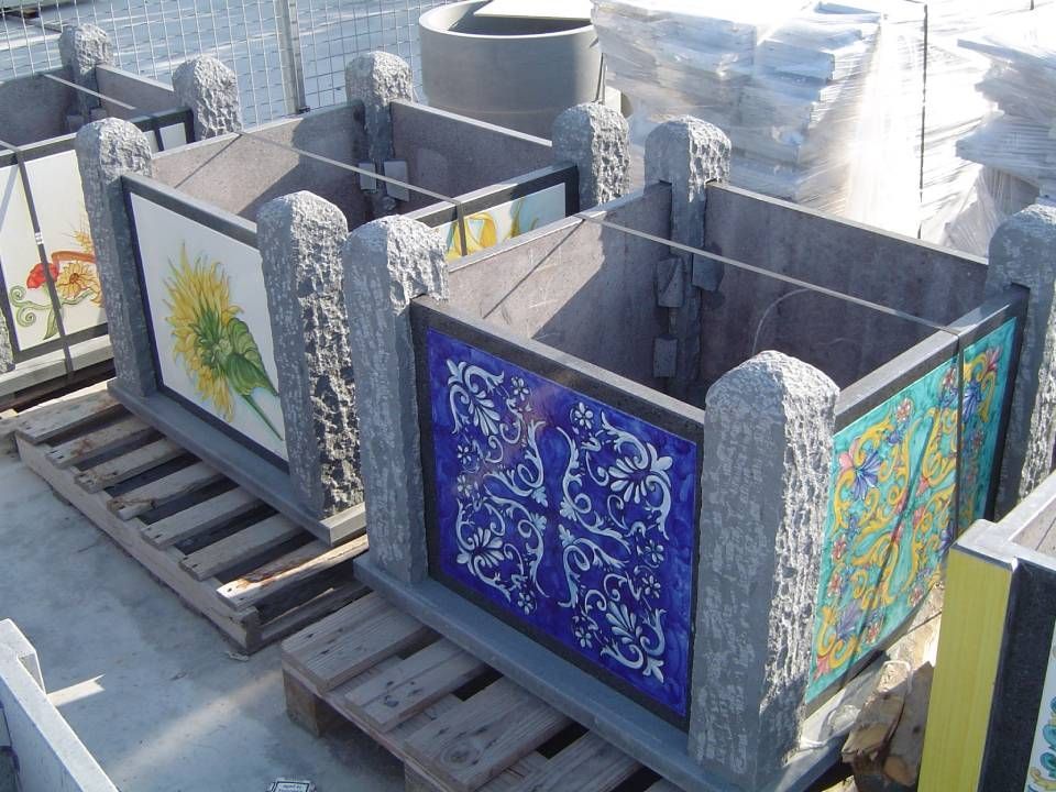 aiuole in pietra lavica con decorazioni colorate