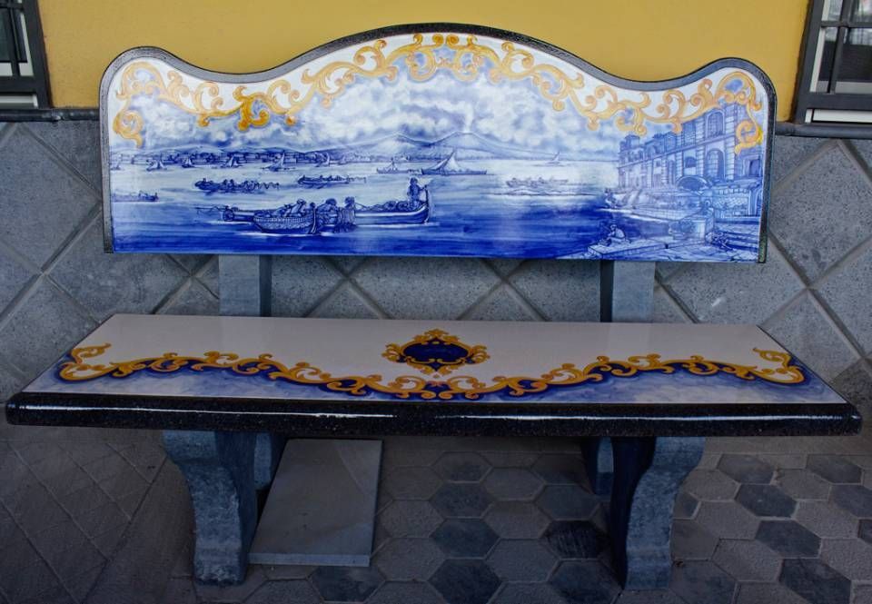 panchina in pietra lavica con decorazioni colorate