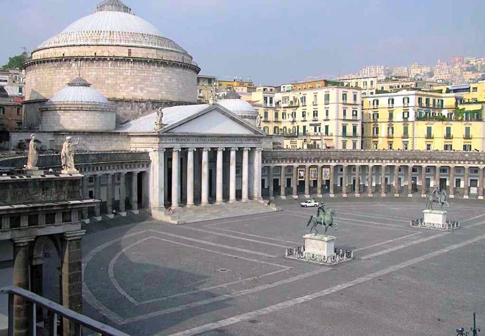 piazza del Plebiscito con pavimentazione in pietra lavica