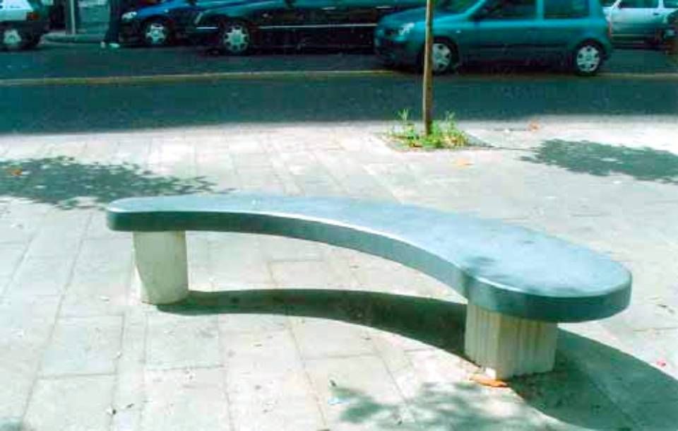 pavimentazione urbana in pietra lavica e panchina