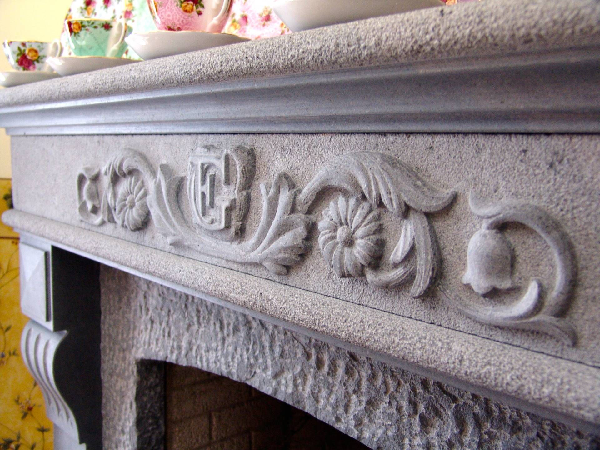 opera decorativa in pietra lavica