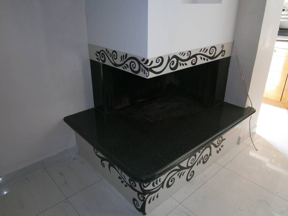 caminetto con rivestimento in pietra lavica ceramica