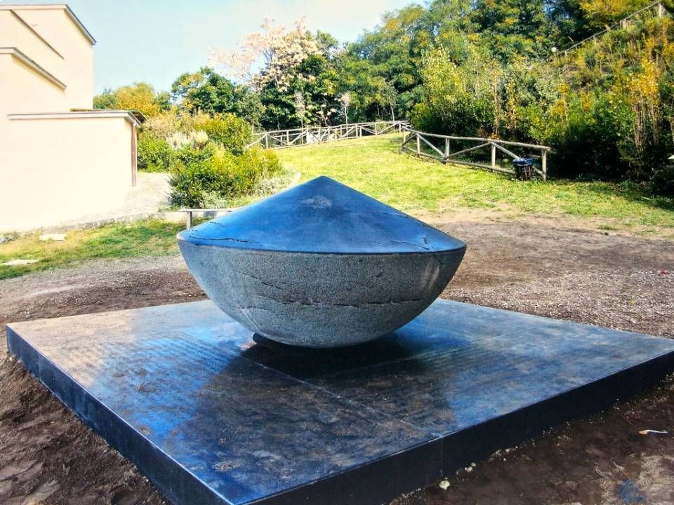 opera d'arte di pietra lavica