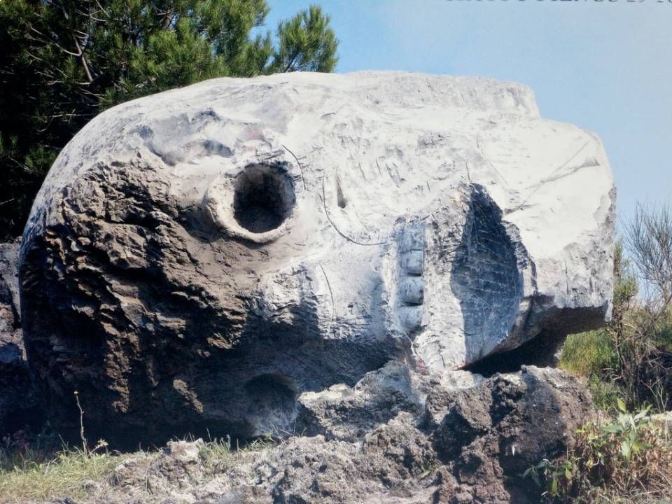 opera d'arte di pietra lavica a forma di testa