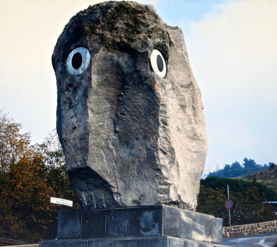 opera artistica in pietra lavica