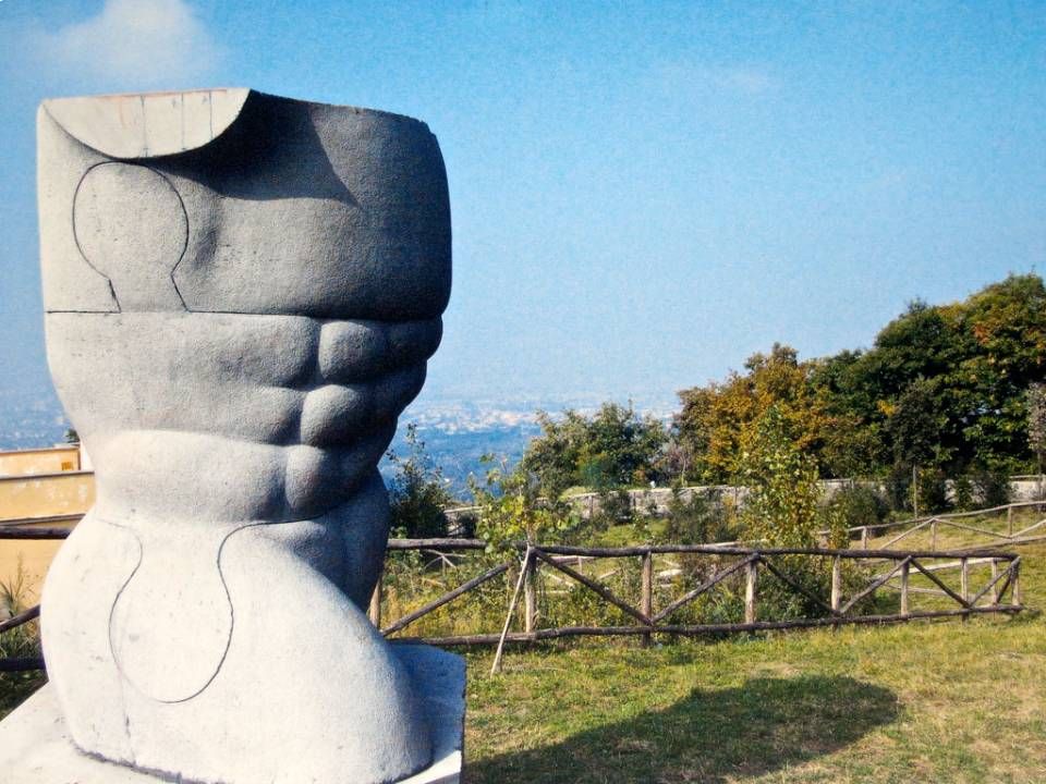 opera d'arte in pietra lavica a forma di mezzo busto