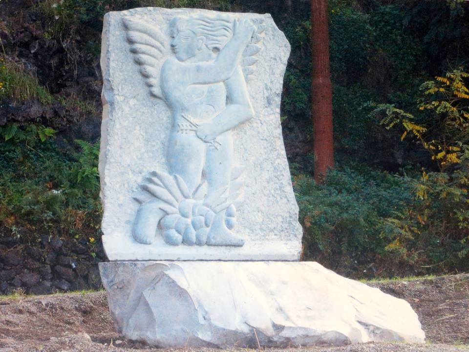 opera d'arte in pietra lavica bianca