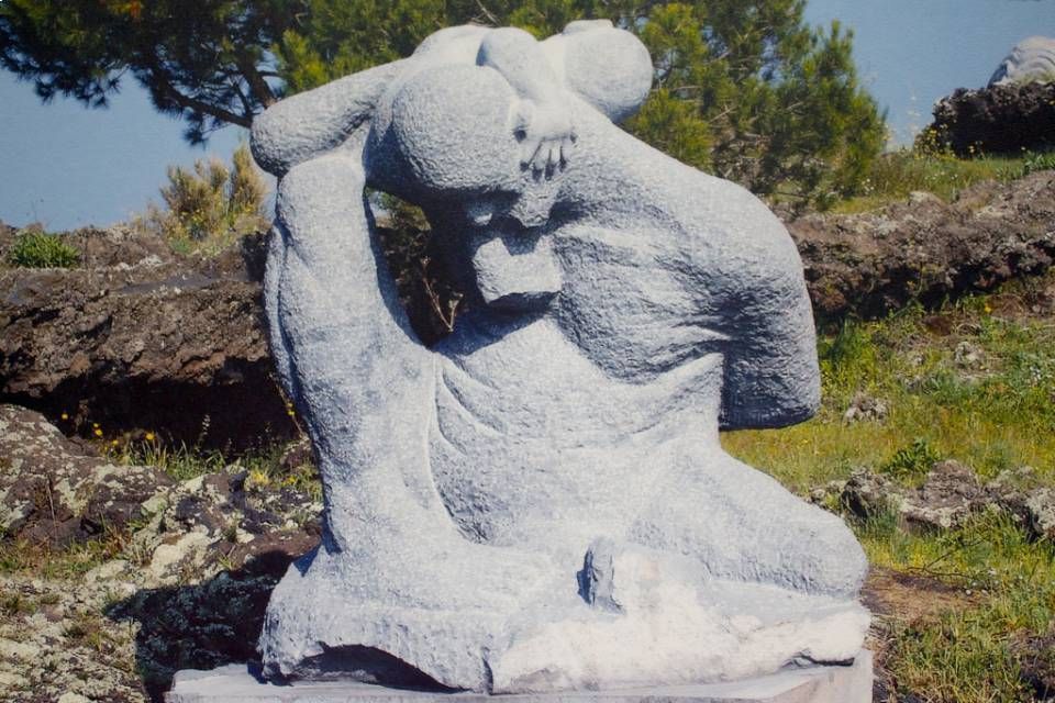 opera d'arte in pietra lavica che raffigura abbraccio