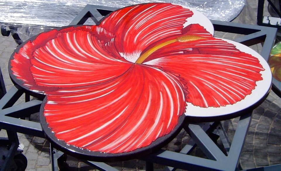 tavolo con piano in pietra lavica con decorazione floreale rossa