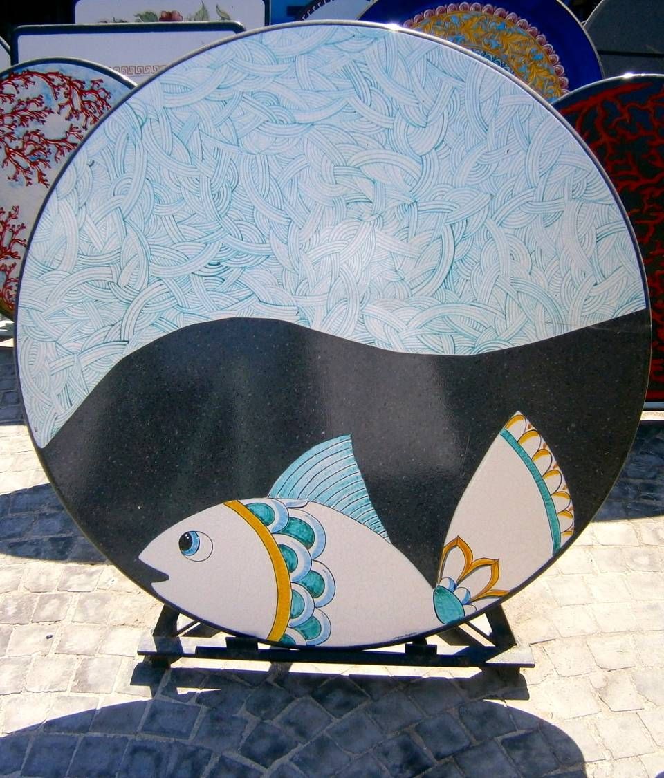 piatto in pietra lavica con pesce stilizzato