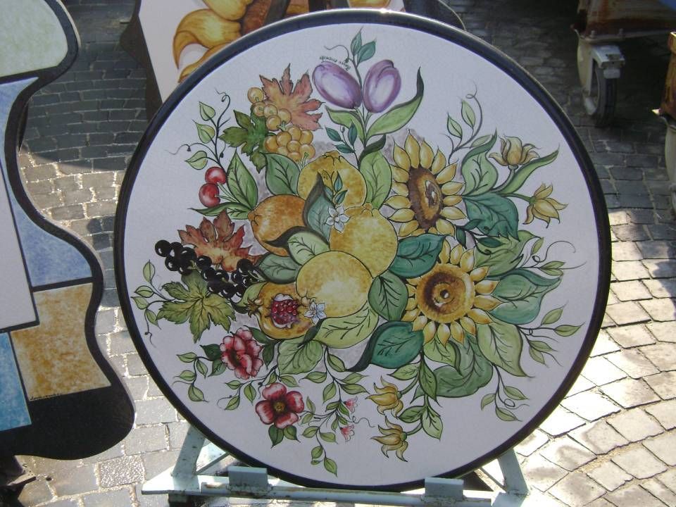 piatto in pietra lavica con fiori decorativi