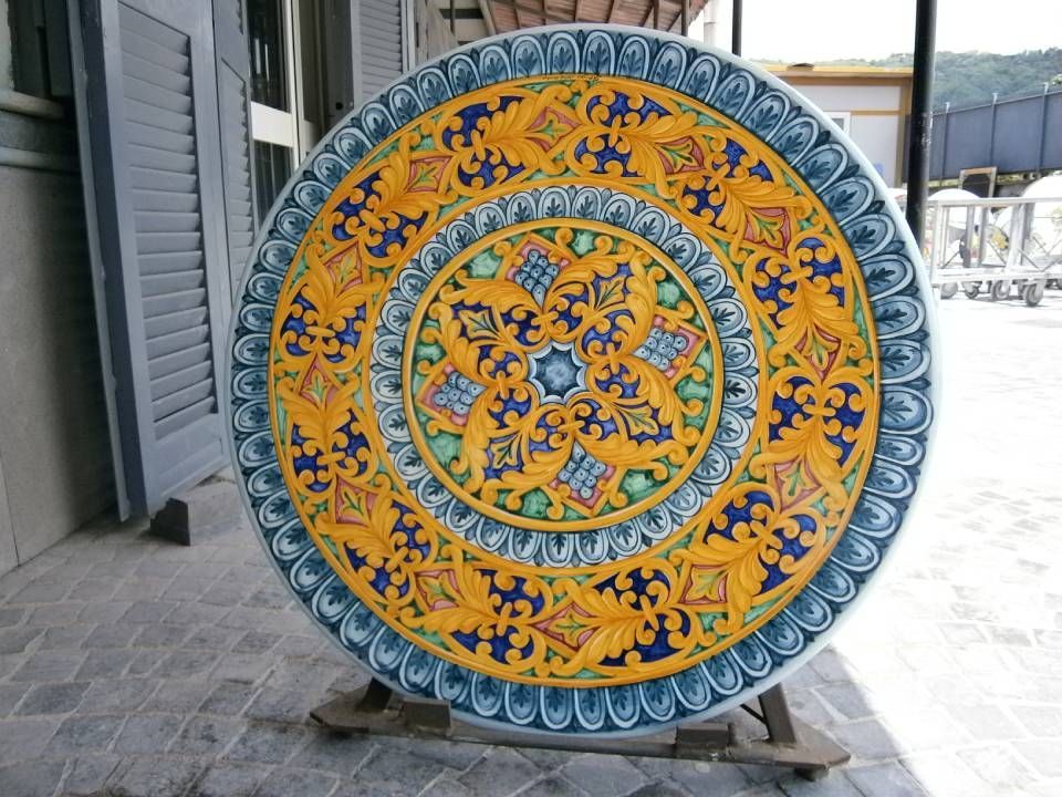 oggetto decorativo in pietra lavica tondo con fantasia tipica siciliana