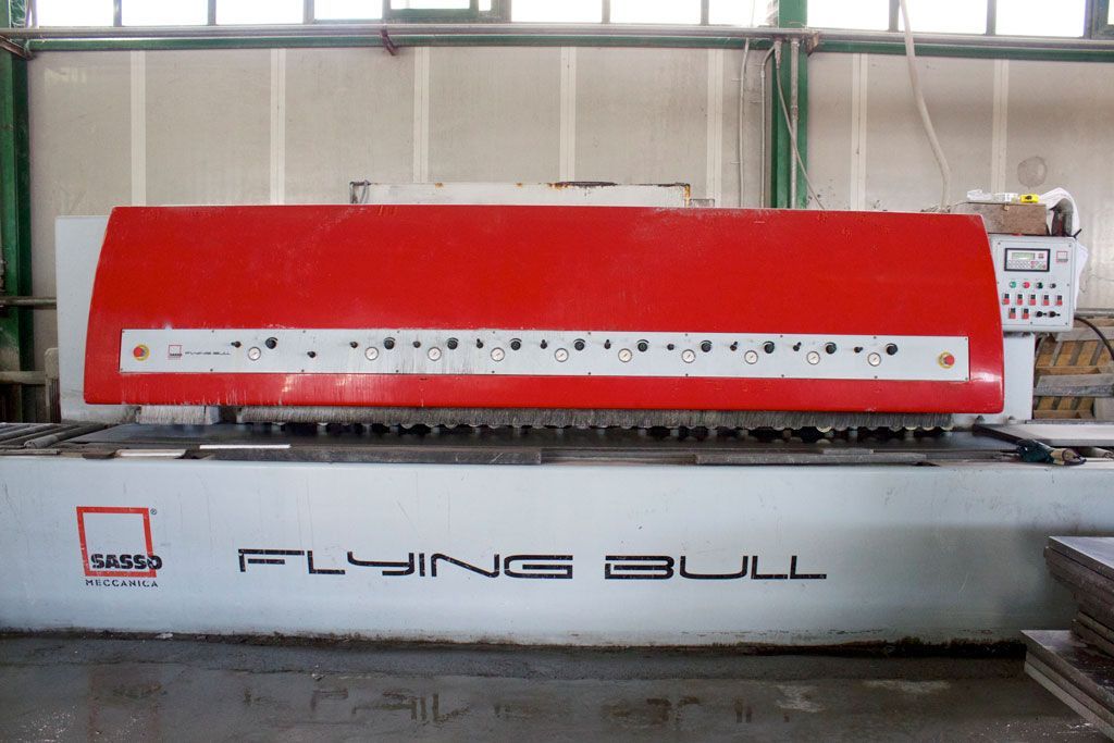 processo di realizzazione del pavimento in pietra lavica