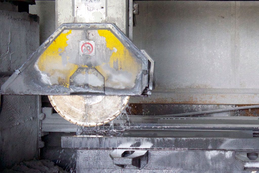 processo di realizzazione del pavimento in pietra lavica