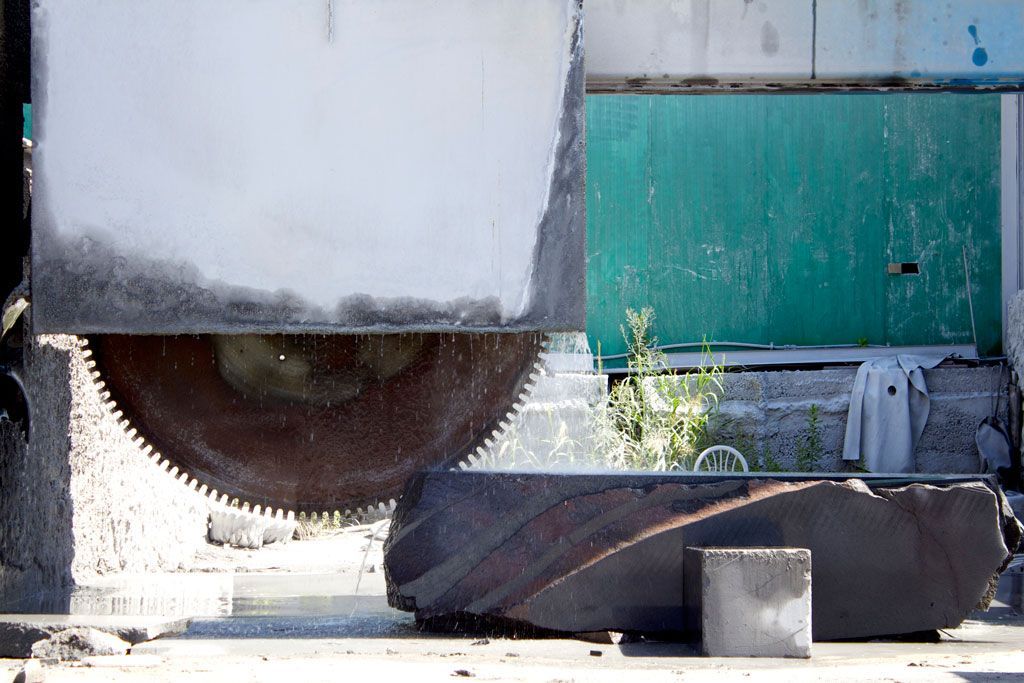 processo di realizzazione del pavimento in pietra lavica