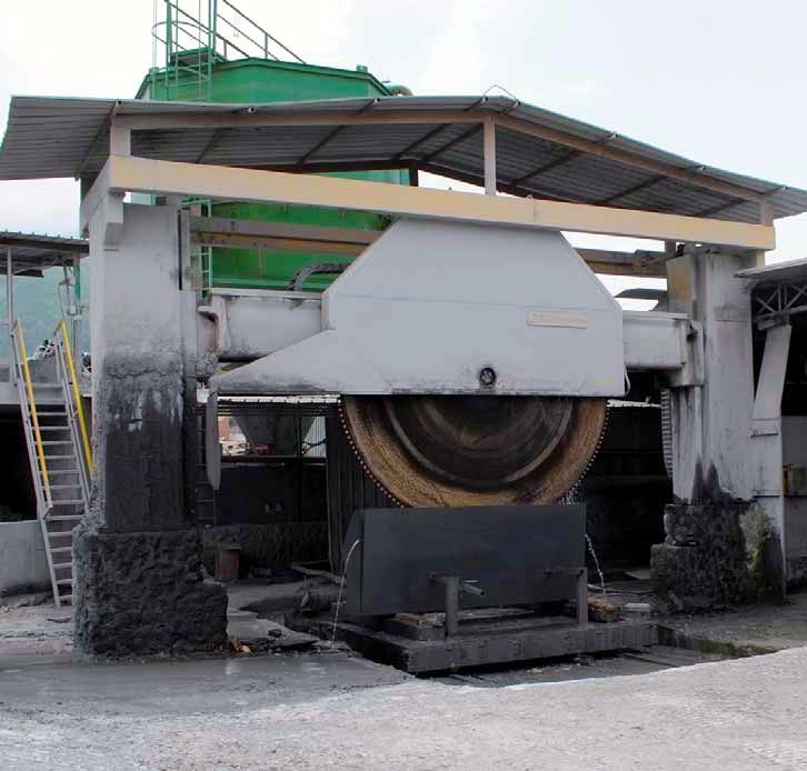 processo di realizzazione del pavimento in pietra lavica