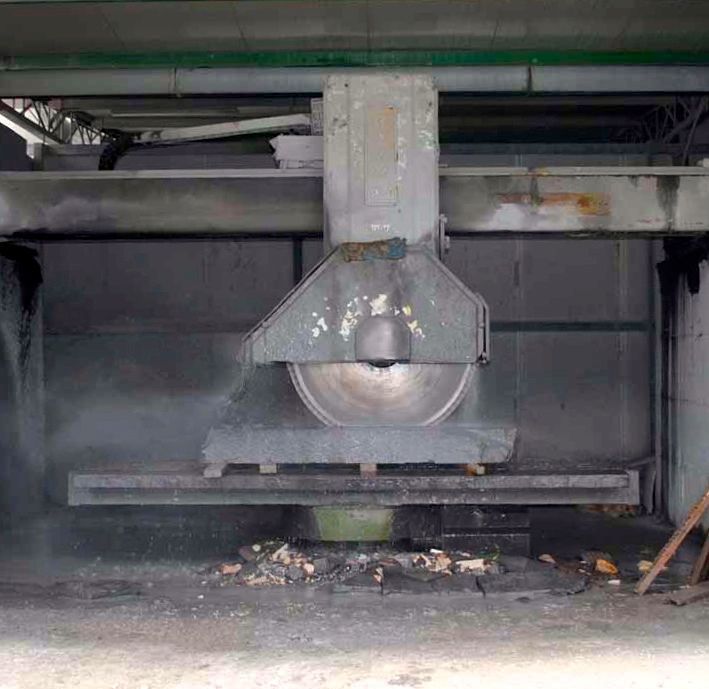 processo di realizzazione del pavimento in pietra lavica