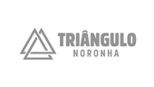 Logotipo de Triângulo Noronha en gris con ícono de triángulo estilizado sobre fondo blanco.