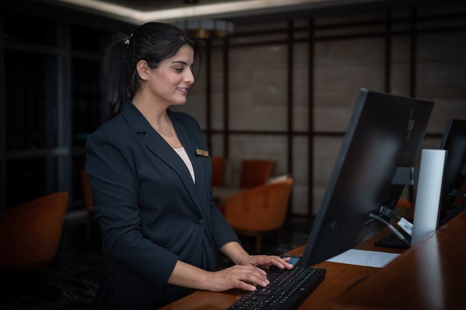 Sistema de gestión hotelera integrado mostrando reservas y operaciones en un hotel moderno