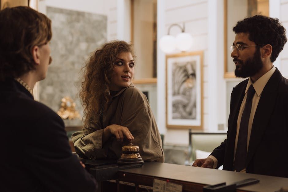 Conserje de hotel boutique en LATAM aplicando atención al huésped excepcional