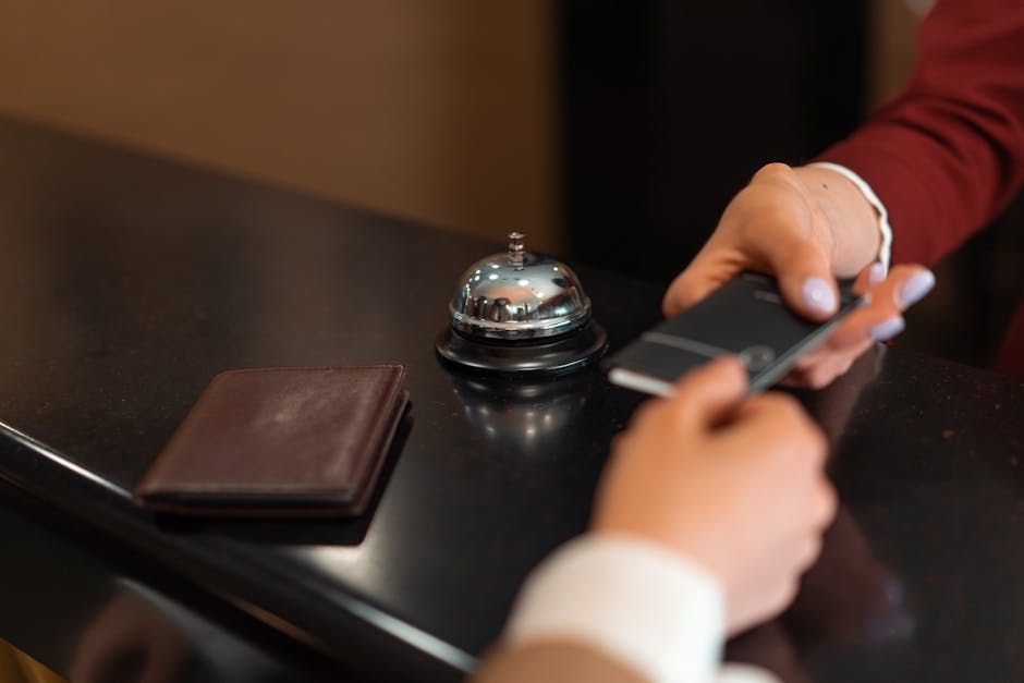 Recepción de hotel mostrando gestión de comisiones de Booking en LATAM